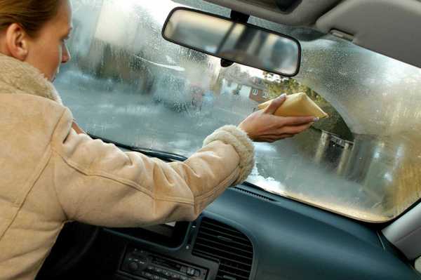 Что делать если запотели окна в автомобиле и почему их нельзя открывать и протирать